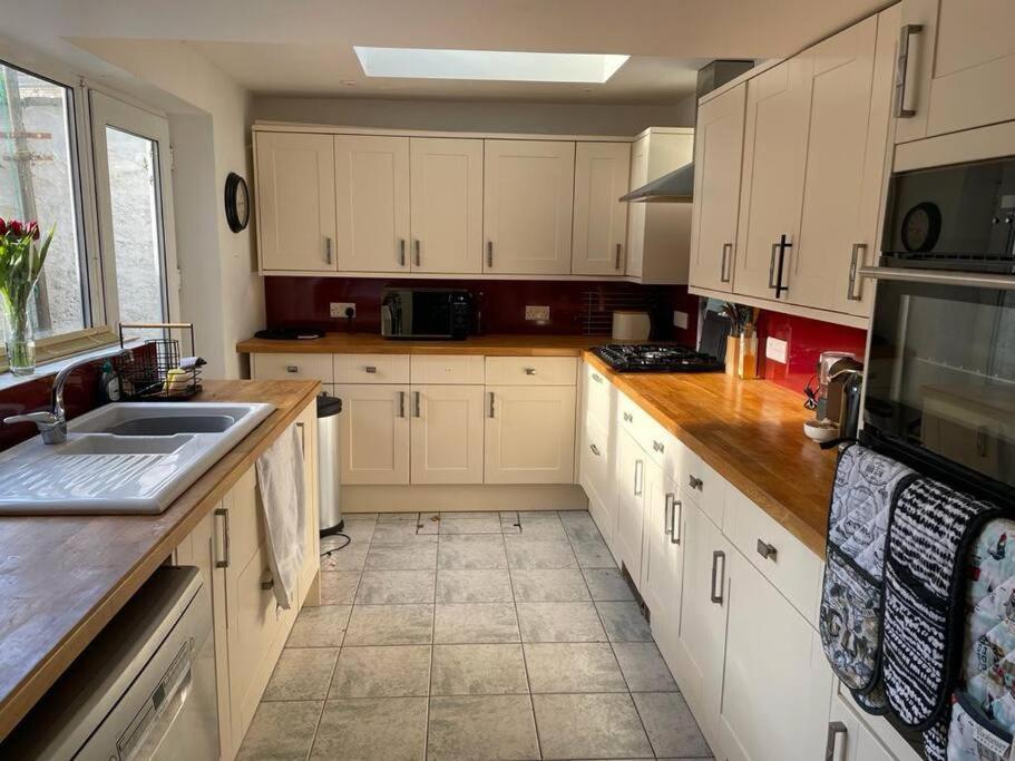 Stylish 5-Bedroom House Near Tunnels Beach 일프러컴 외부 사진
